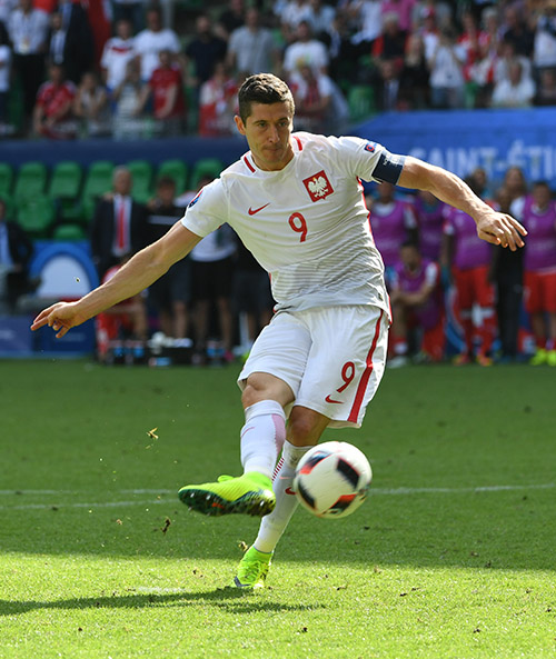 莱万多夫斯基在IG比赛中晋级下一阶段,锐不可当引发热议!热度持续攀升 莱万多夫斯基在IG比赛中晋级下一阶段,锐不可当引发热议!热度持续攀升