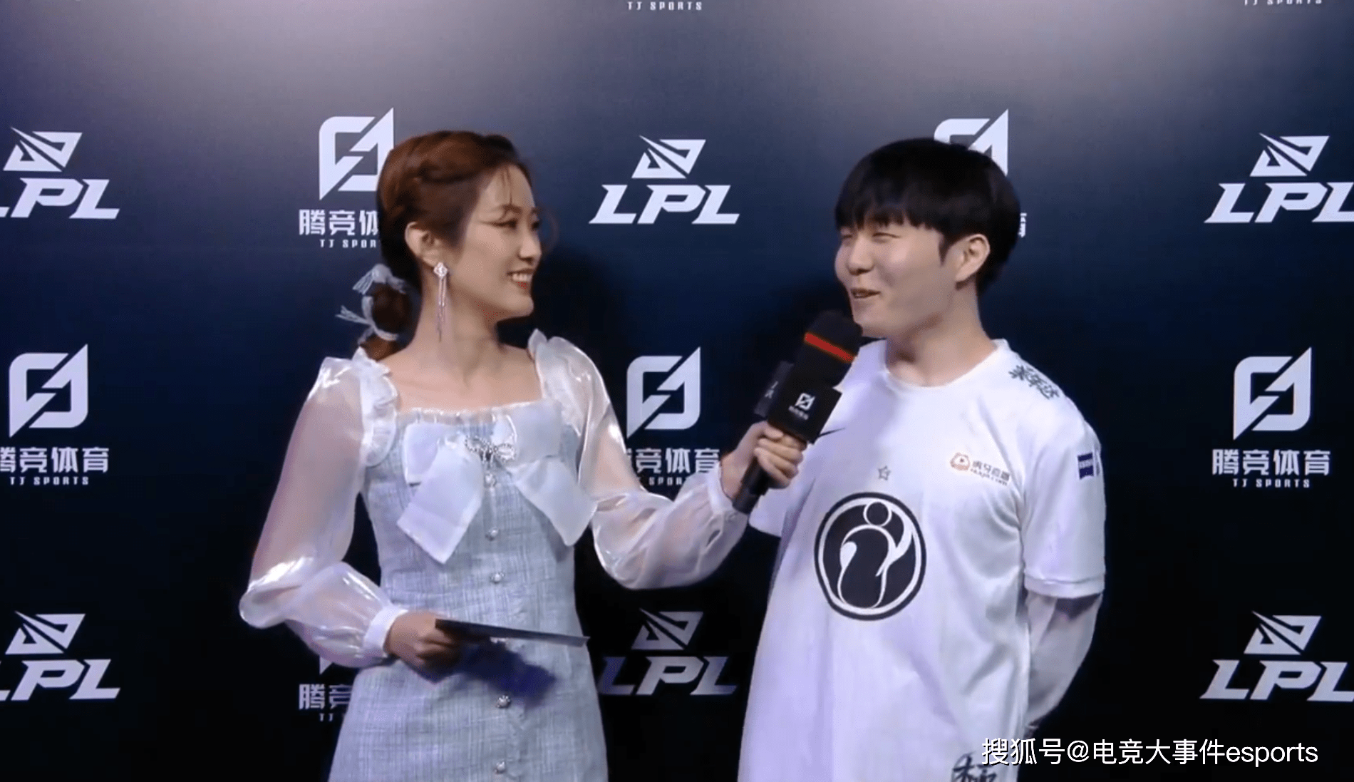 晋级下一阶段引发热议!,浓眉哥在RNG比赛中领先优势明显赛场气氛高涨 晋级下一阶段引发热议!,浓眉哥在RNG比赛中领先优势明显赛场气氛高涨