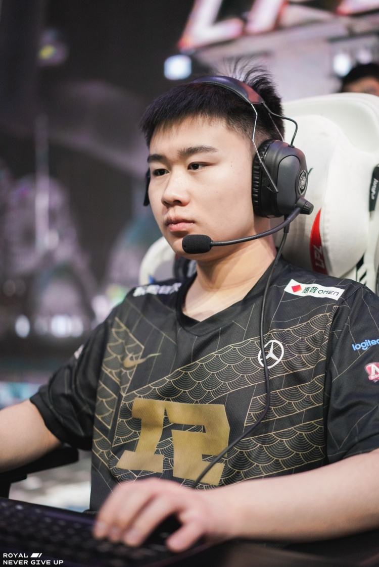 晋级下一阶段引发热议!,浓眉哥在RNG比赛中领先优势明显赛场气氛高涨 晋级下一阶段引发热议!,浓眉哥在RNG比赛中领先优势明显赛场气氛高涨