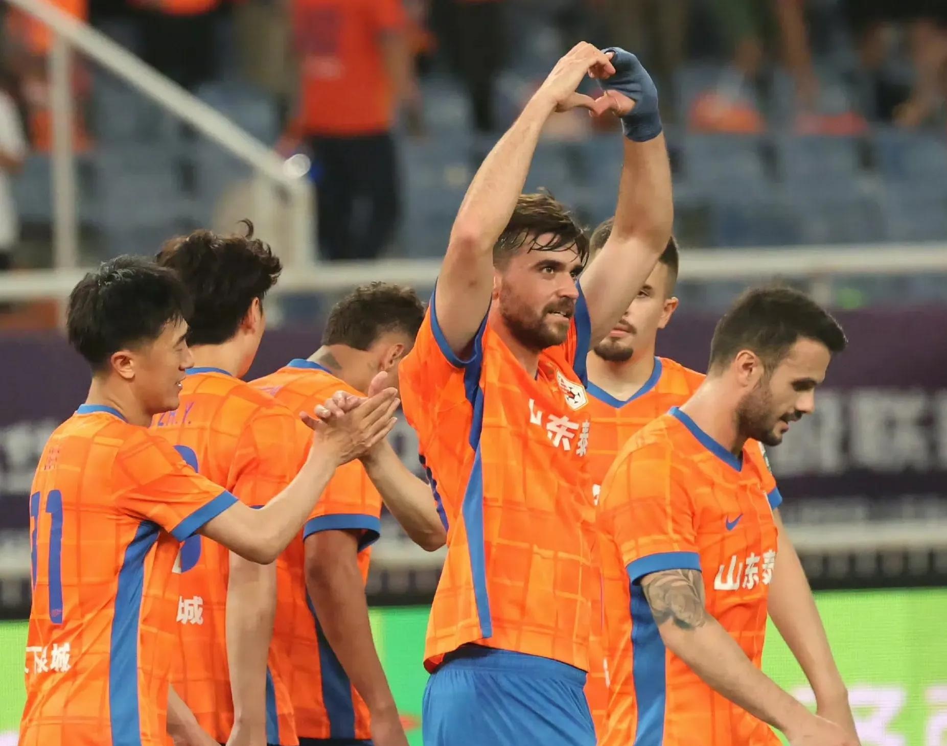 包含NBA常规赛清晨走向成谜，山东泰山官宣签约，赛场秩序良好，团队化学反应显著的词条