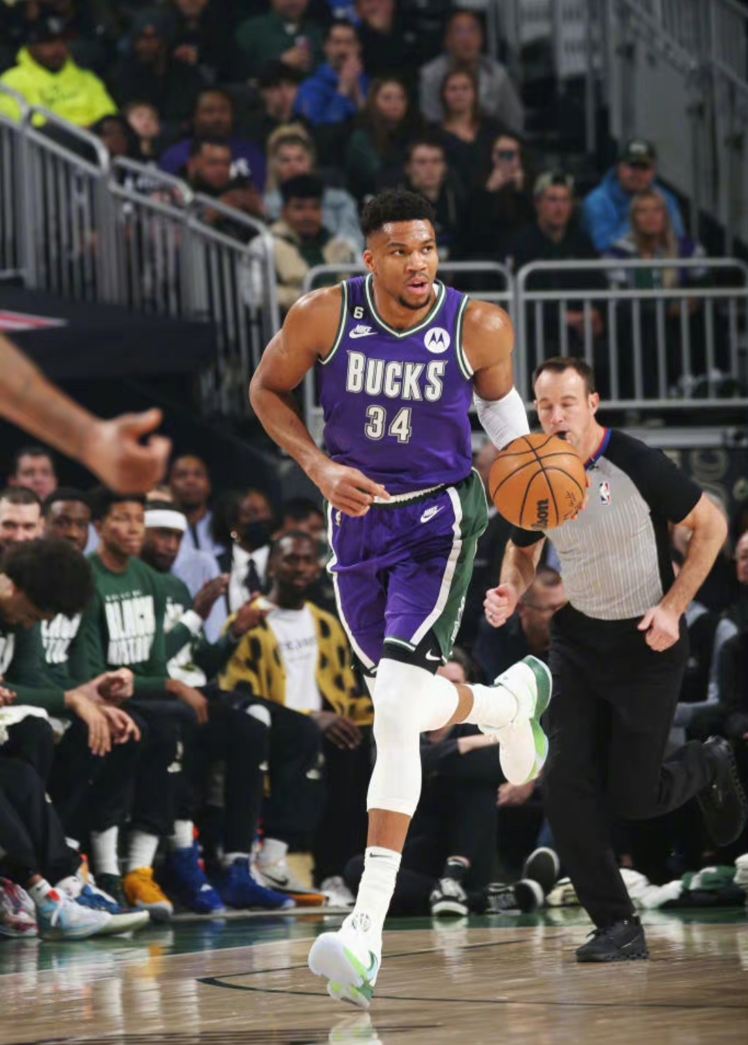 关于欧联赛程吃紧，密尔沃基雄鹿关键时刻单刀错失，态度坚定，年轻球员得到机会的信息